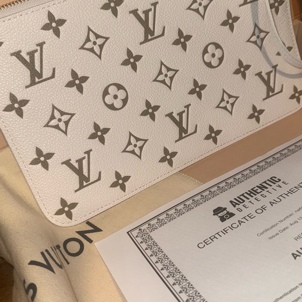Louis Vuitton White and Gold Monogram Pouch 
Comes with Box and dust bag - Picture 4 of 7